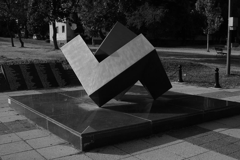 Споменик стрељаним Србима и Јеврејима